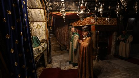 جنود إسرائيليون يمنعون مزارعين فلسطينيين من زراعة أراضيهم في الضفة الغربية.