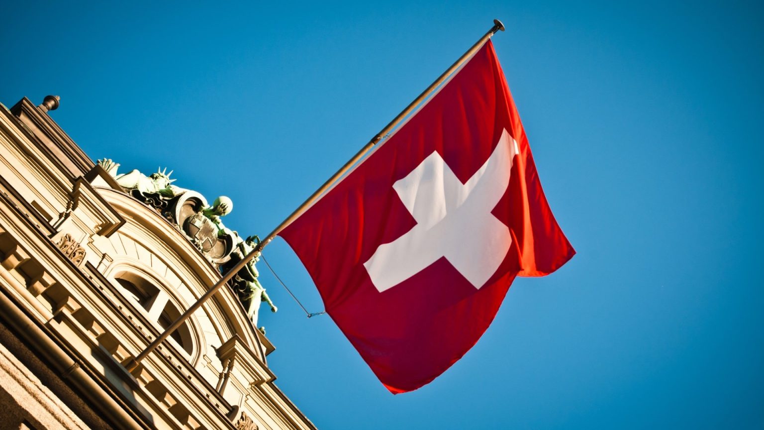 أسواق اليوم: تثبيت أسعار الفائدة من (SNB)، وهبوط سهم سوفت بنك 7.7%، وتراجع الذهب بعد اجتماع (FOMC). ويحافظ مؤشر داكس على مستوى 24000 نقطة.