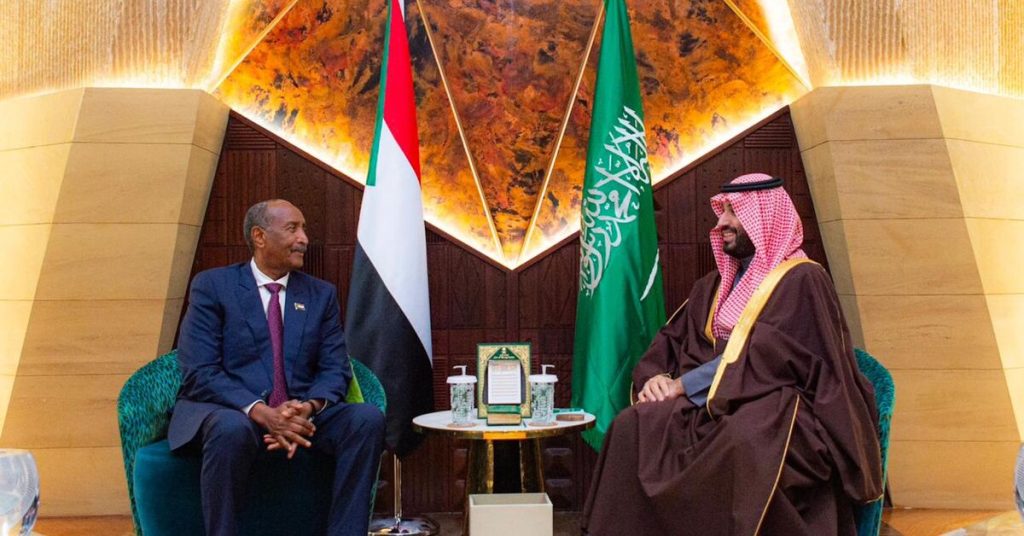 السعودية تعزز علاقاتها مع السودان خلال زيارة البرهان، مع تصاعد التنافس الإماراتي.