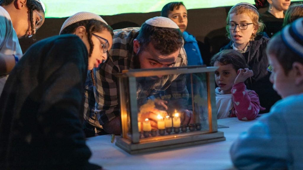 حدود كل منطقة تبقى قائمة حتى الحرب القادمة: مستوطنون إسرائيليون يتجمعون لـ”رفع العلم” في غزة.