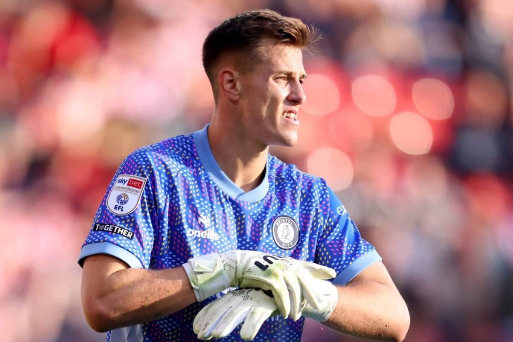 راديك فيتك، لاعب مانشستر يونايتد المعار، يحرس مرمى (تشامبيونشيب) حاليًا.