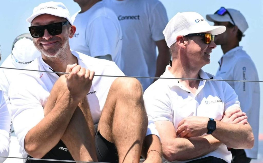 يُنهي إيان ثورب سباق سيدني هوبرت (Sydney Hobart Race) ويُعلن شعوره بالإرهاق.