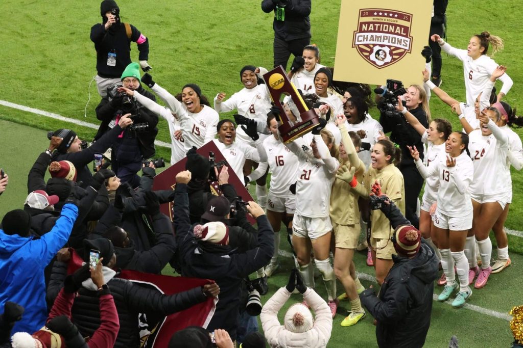 فوز فريق ولاية فلورنيا لكرة القدم للسيدات على ستانفورد في (مواجهة الإياب) الحاسمة 1-0.