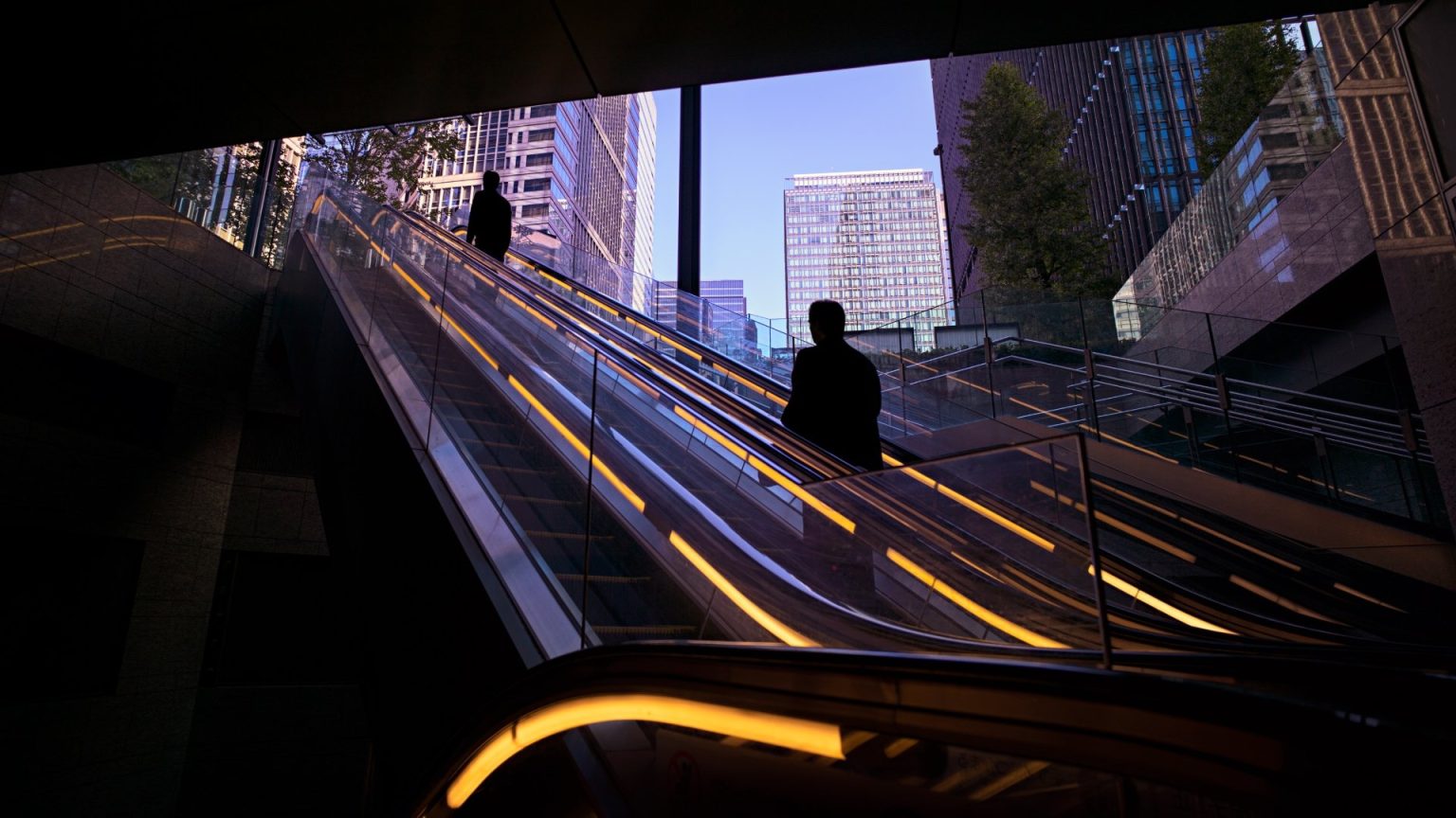 سعر الذهب يتراجع إلى 4205 دولارًا وسط جني الأرباح وتوقعات خفض أسعار الفائدة في ديسمبر.