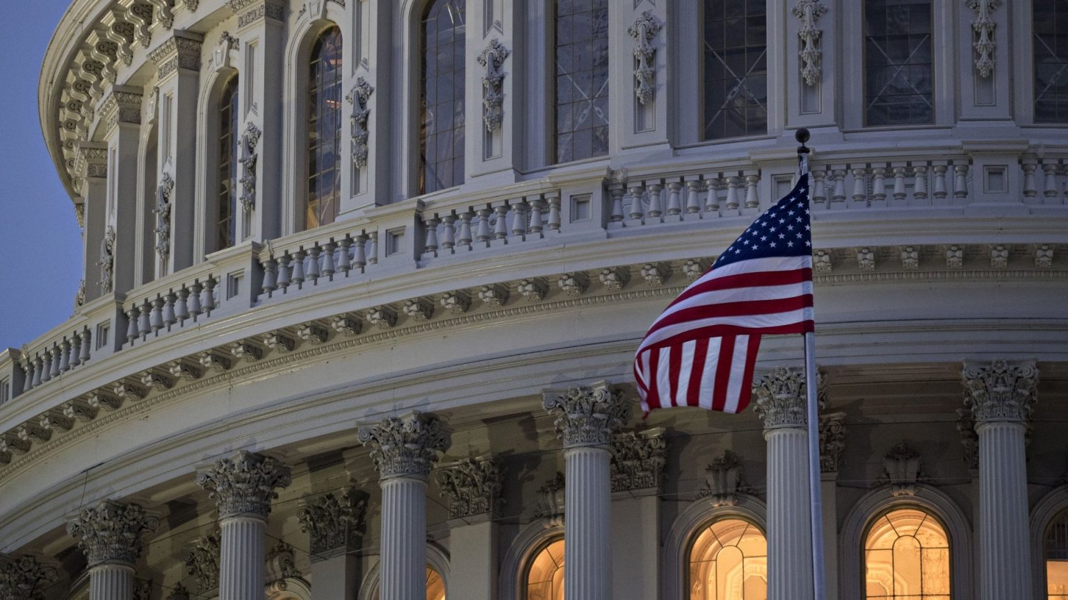 انخفض مؤشر الدولار الأمريكي (DXY) مع بقاء توقعات خفض الفائدة ثابتة.