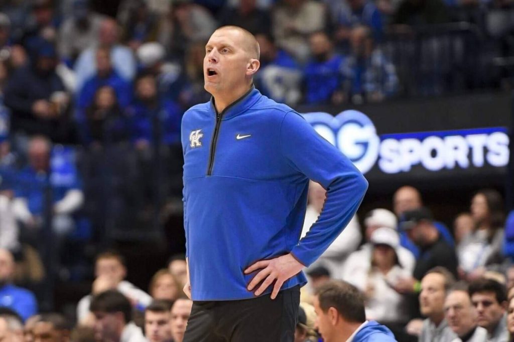 مدرب كنتاكي مارك بوب يواجه أزمة في موسمه الثاني بعد هزيمة أمام غونزاغا.