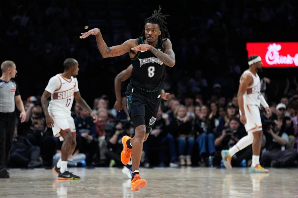 بونيز هايلاند ينضم إلى تشكيلة مينيسوتا تيمبر وولفز بينما يبحث كريس فينّش عن دفعة.