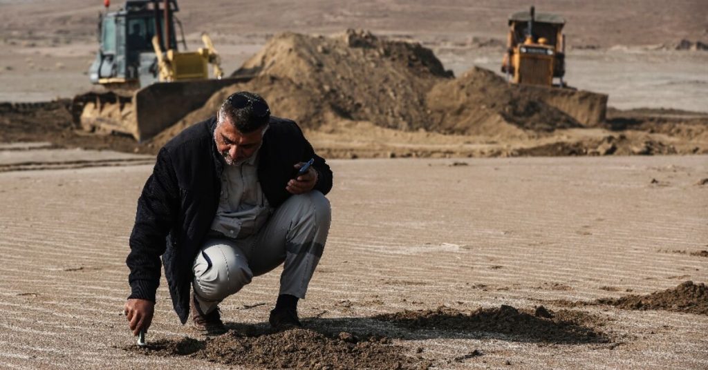 العراق يغطي التربة بالطين للحد من العواصف الرملية.