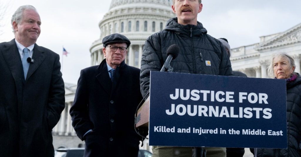 واشنطن: نواب أمريكيون يضغطون على إسرائيل للتحقيق في ضربة استهدفت صحفيين بلبنان.