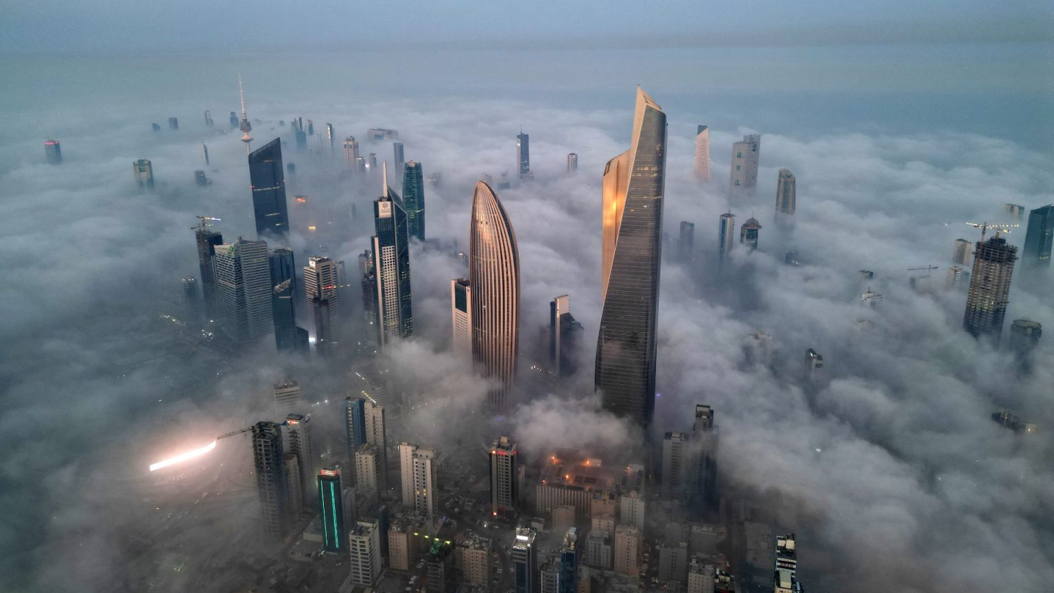 الكويت تشديد على منح الجنسية يترك أرامل بلا جنسية ومنتقدين في المنفى.