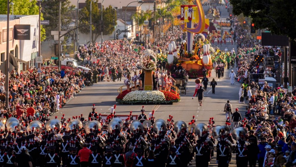 قد يكون المطر دخولاً غير مرحب به في Rose Parade في يوم رأس السنة الجديدة. استعد لإسقاط الكرة في مدينة نيويورك