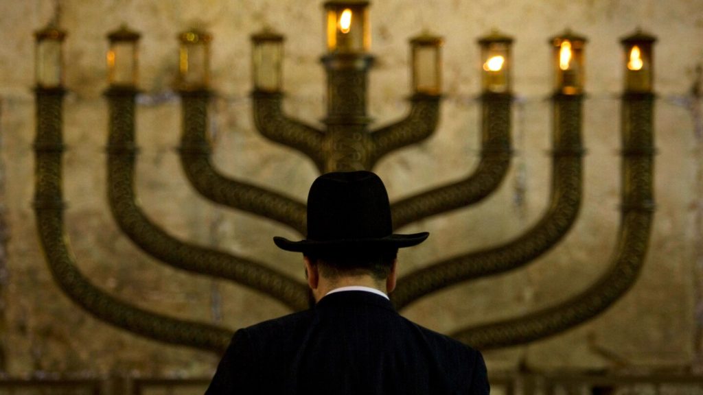 ماذا تعرف عن حانوكا وكيف يتم الاحتفال به