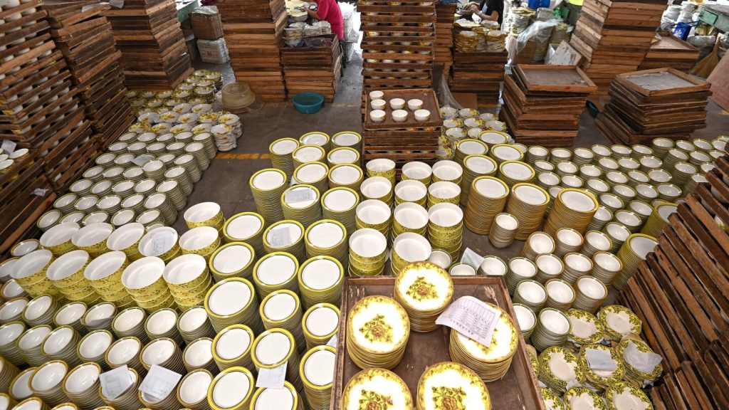 ينكمش نشاط المصانع في الصين للشهر الثامن في نوفمبر على الرغم من هدنة الحرب التجارية