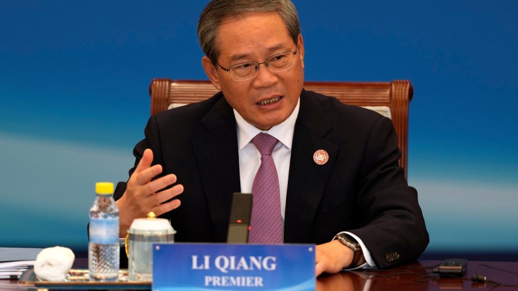 رئيس مجلس الدولة الصيني يشير إلى الأضرار الناجمة عن التعريفات الأمريكية، حيث يتجاوز الفائض الصيني تريليون دولار