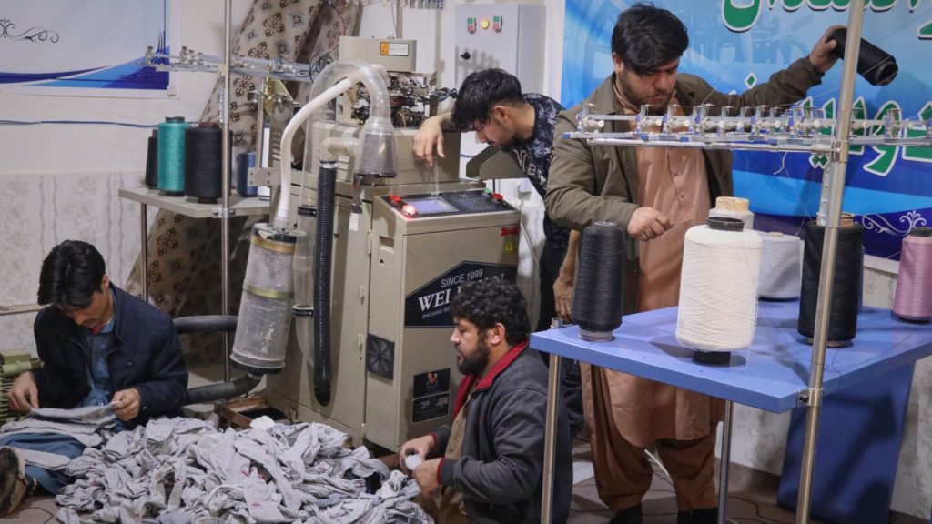 يوفر مصنع جوارب الناجين من شلل الأطفال في أفغانستان الأمل من خلال توظيف العمال المعاقين