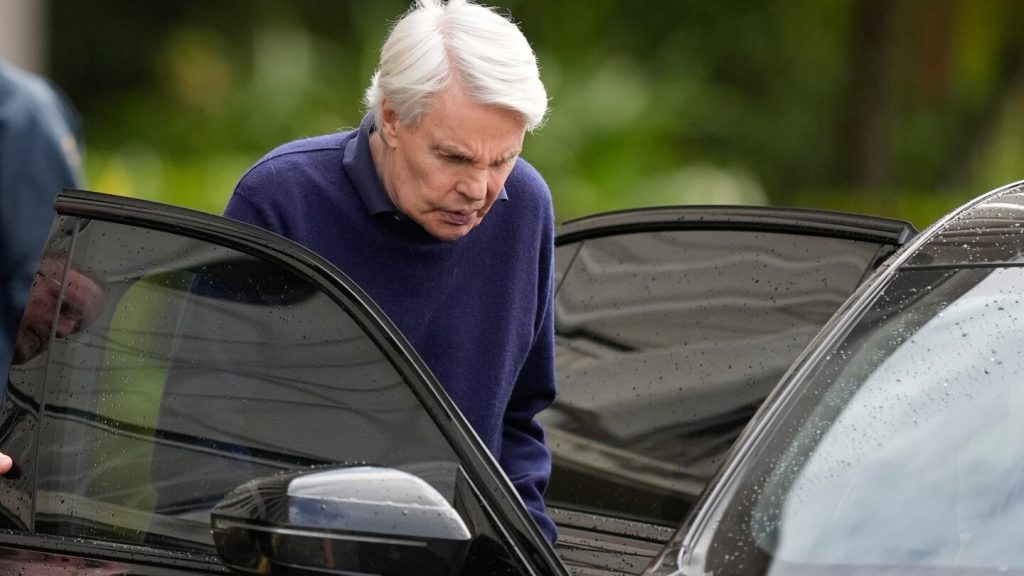 الاستماع إلى ما إذا كان الرئيس التنفيذي السابق لشركة Abercrombie & Fitch لائقًا عقليًا للمحاكمة بتهمة الاتجار بالجنس