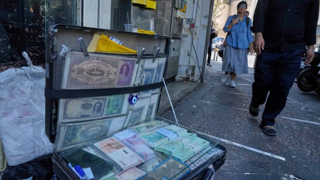 العملة الإيرانية تهبط إلى مستوى منخفض جديد مع ضغوط العقوبات النووية على اقتصادها المتعثر