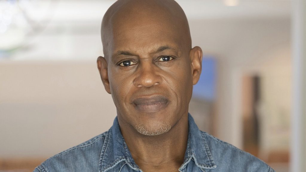 تم القبض على الابن بعد طعن المغني جوبيلانت سايكس المرشح لجائزة جرامي حتى الموت في منزله في كاليفورنيا