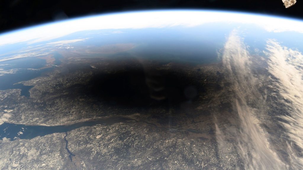 يظهر القمر والشمس بشكل كبير في تشكيلة العجائب الكونية للعام الجديد