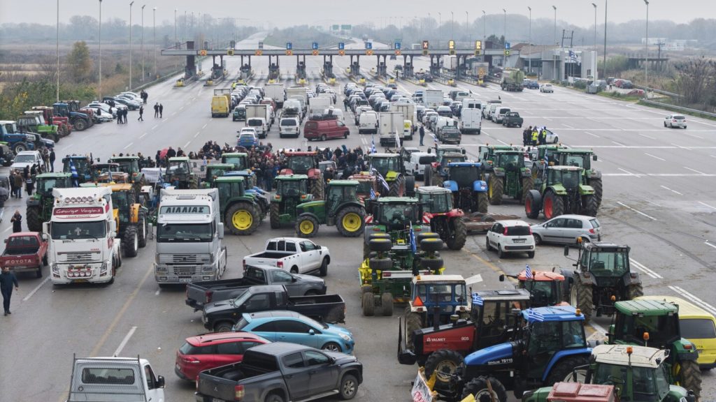 في تحدٍ لتحذير الحكومة، قام المزارعون اليونانيون بإغلاق المعابر الحدودية في أعقاب فضيحة الدعم من الاتحاد الأوروبي
