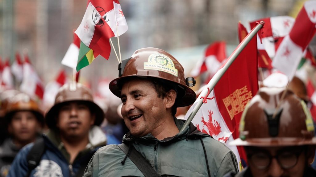 العمال ينظمون مسيرة نقابية رئيسية في بوليفيا ضد إلغاء دعم الوقود