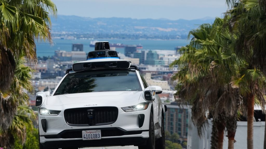 امرأة من سان فرانسيسكو تلد في سيارة أجرة Waymo ذاتية القيادة