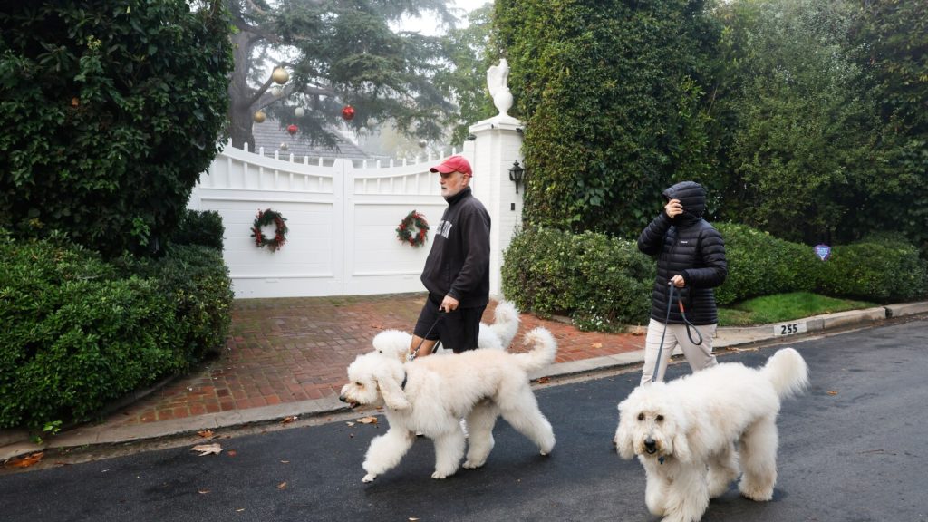 صور لمأساة في هوليوود، حيث تم العثور على المخرج روب راينر وزوجته ميتين واعتقال ابنه