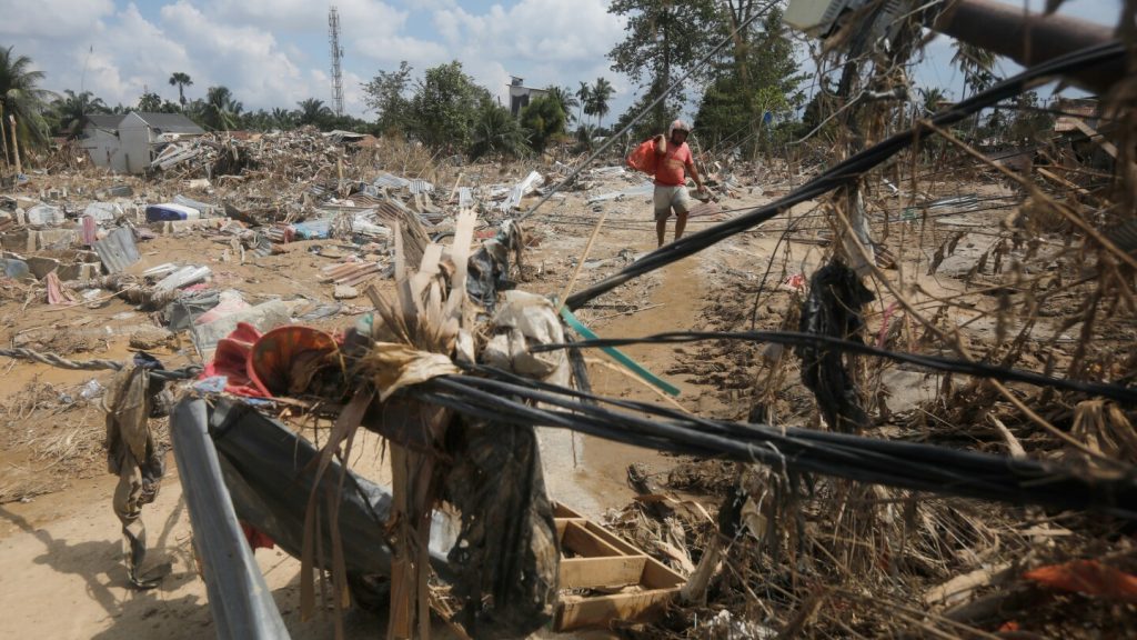 الناجون يناشدون الحصول على مساعدات عاجلة بعد أن تسببت الفيضانات والانهيارات الأرضية الكارثية في مقتل أكثر من 1500 شخص في آسيا