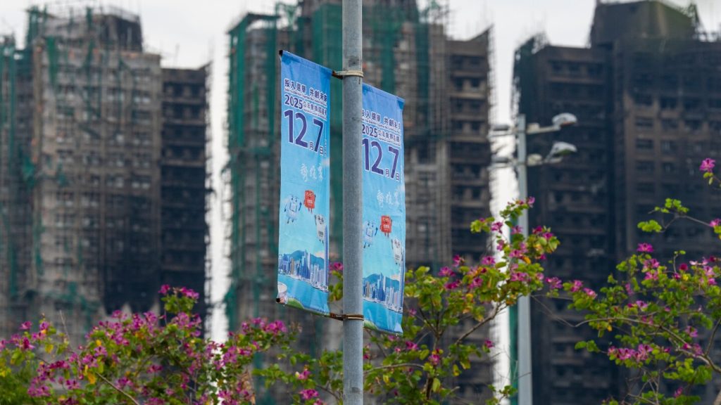 تجري هونج كونج انتخابات تشريعية يوم الأحد بعد أن أثار حريق مخاوف بشأن الحكم