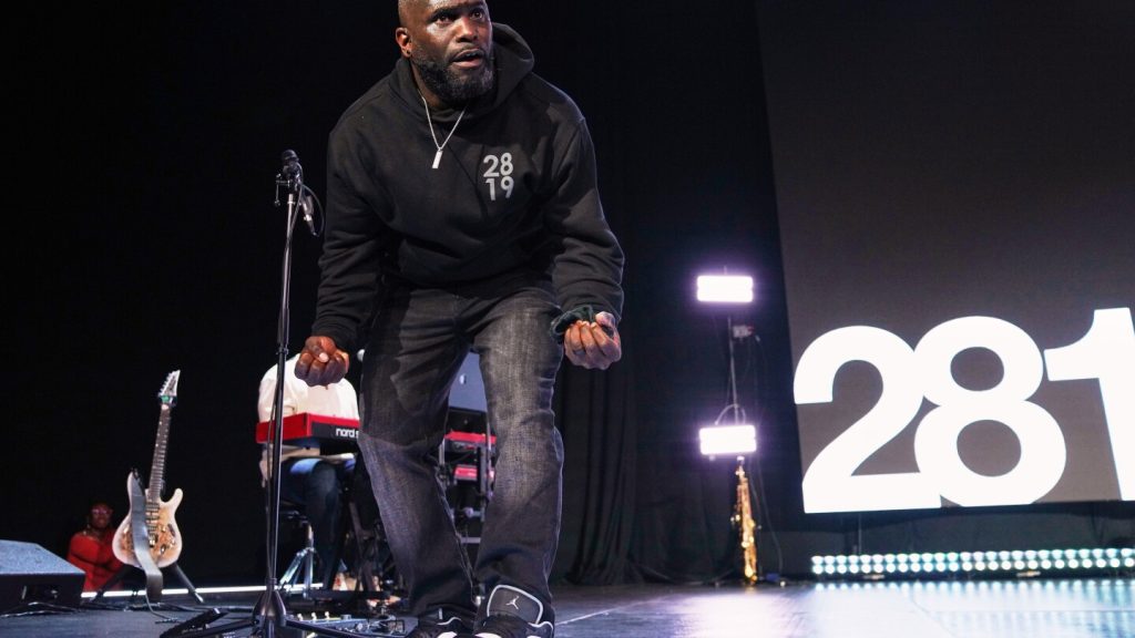 ينتظر الشباب في الطابور للعبادة في كنيسة أتلانتا سريعة النمو