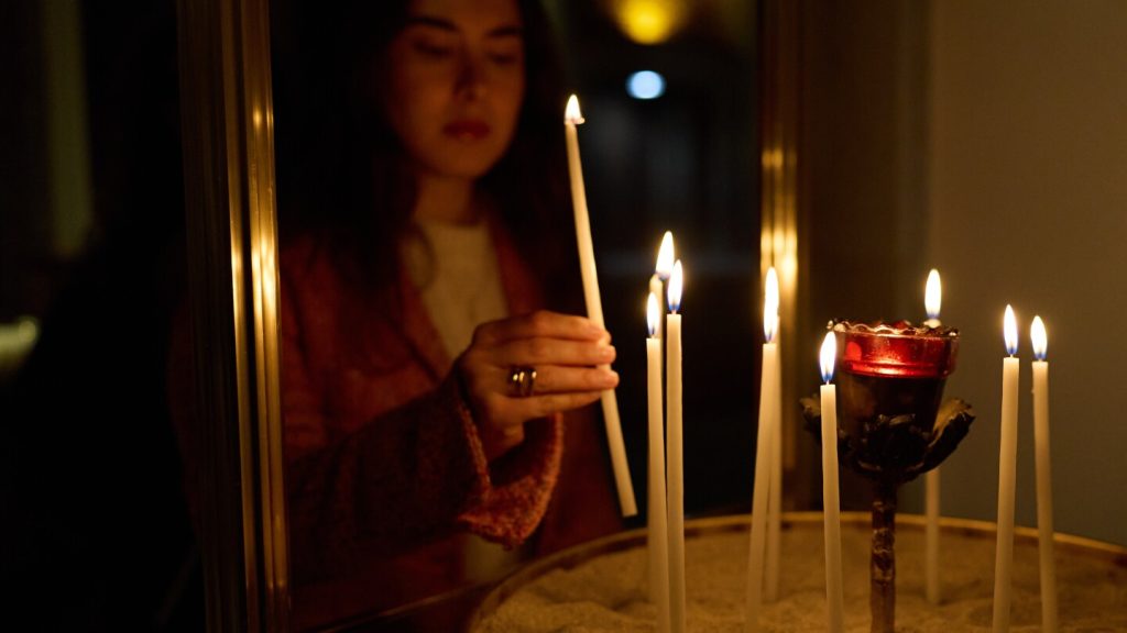 يجد المتحولون الأرثوذكسية الشرقية على الإنترنت. تريد الكنيسة مساعدتهم على التواصل وجهًا لوجه