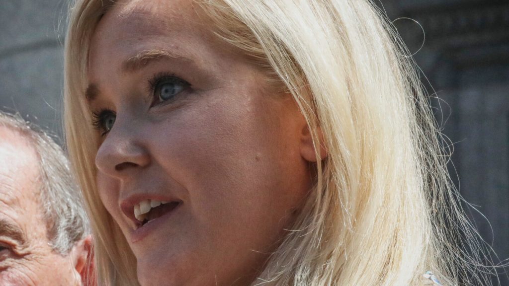 بيعت من مذكرات فيرجينيا روبرتس جيوفري مليون نسخة حول العالم