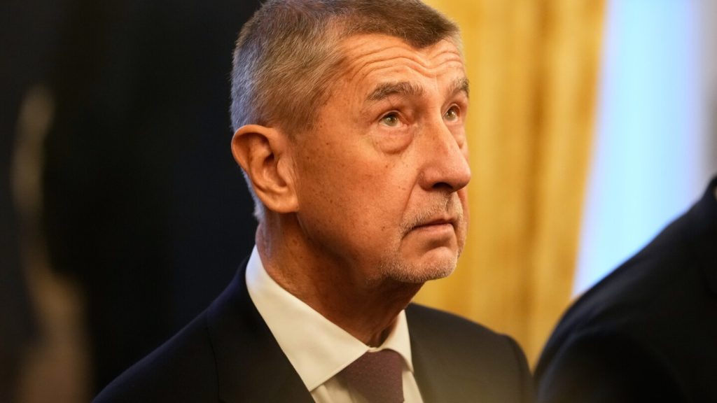 الرئيس التشيكي يؤدي اليمين الدستورية للحكومة الائتلافية الجديدة للملياردير الشعبوي أندريه بابيش