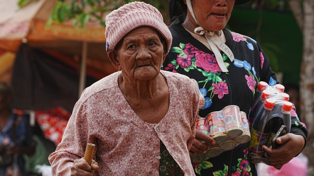 يروي الأشخاص الذين تم إجلاؤهم لحظات هروبهم من القتال بين تايلاند وكمبوديا