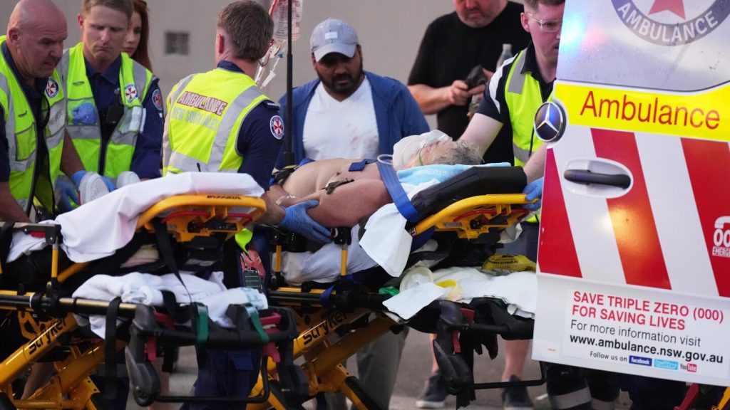 أحد المارة الذي ظهر في مقاطع فيديو وهو ينزع سلاح مسلح أثناء إطلاق النار على الشاطئ الأسترالي، تم الإشادة به لشجاعته