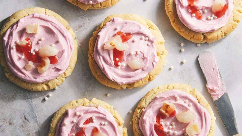 انغمس في بسكويت السكر المتجمد بالليتشي مع روائح الحمضيات وكريمة الزبدة