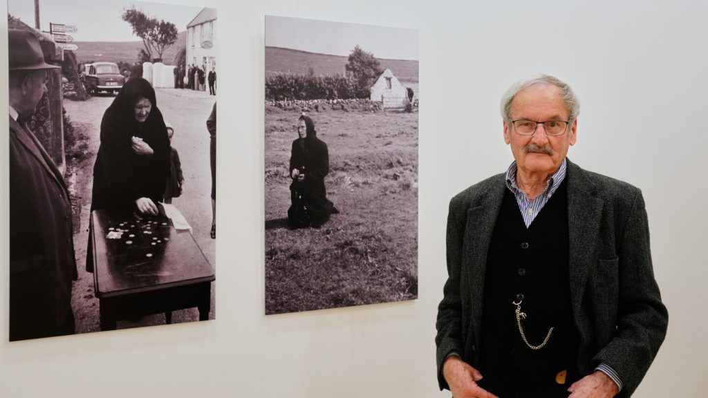 تلتقط الصور القديمة التي التقطها مصور وكالة أسوشييتد برس السابق لأيرلندا عالمًا قبل اختفائه