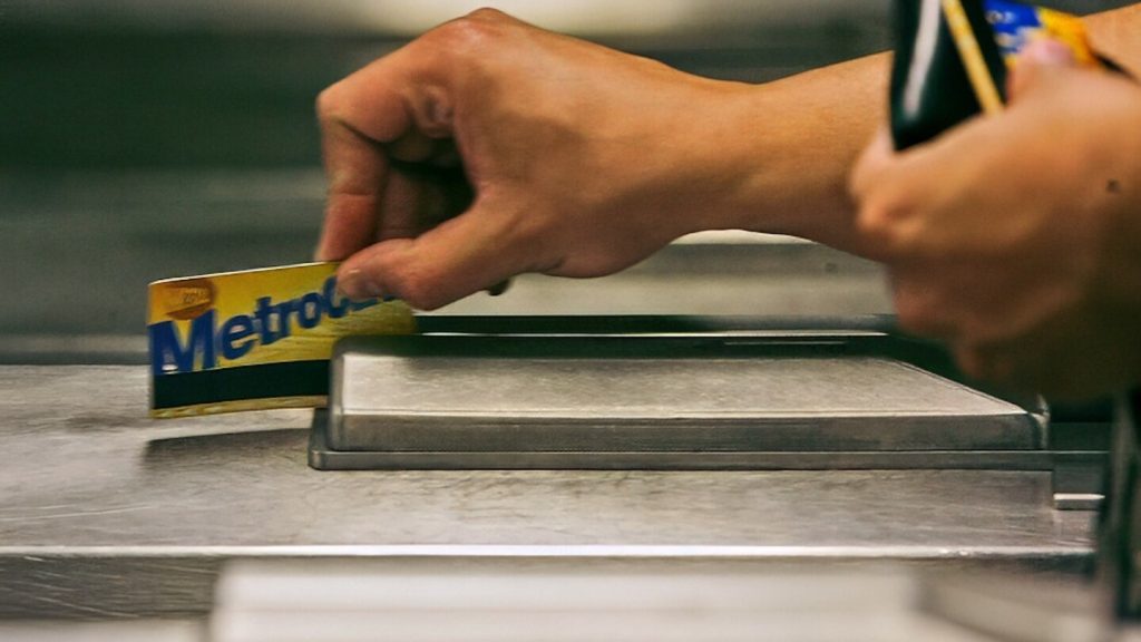 ينهي مترو أنفاق نيويورك حقبة MetroCard ويتحول بالكامل إلى أسعار النقر والانطلاق