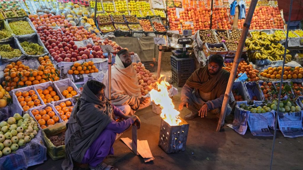 صندوق النقد الدولي يوافق على 1.2 مليار دولار لباكستان من خطة الإنقاذ، مشيراً إلى التقدم المحرز في الإصلاحات الاقتصادية والمناخية