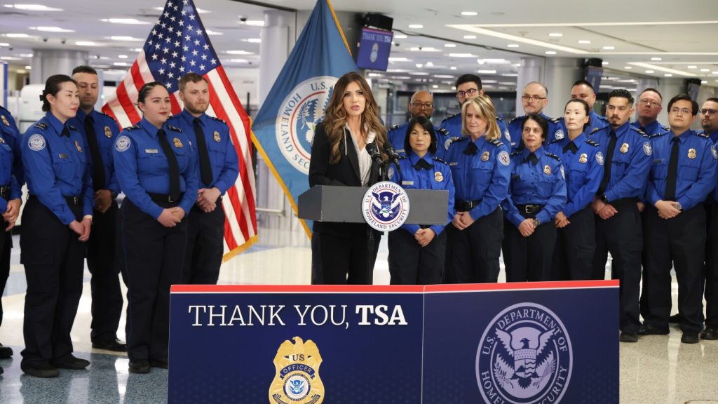 TSA تجدد الدفع لإنهاء اتفاقية المفاوضة الجماعية الخاصة بأجهزة فحص أمن المطارات