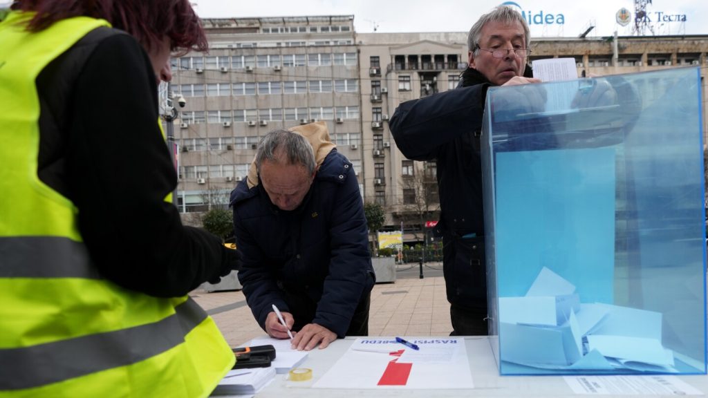 الطلاب المحتجون في صربيا يحثون على دعم الانتخابات المبكرة التي يأملون أن تطيح بفوتشيتش