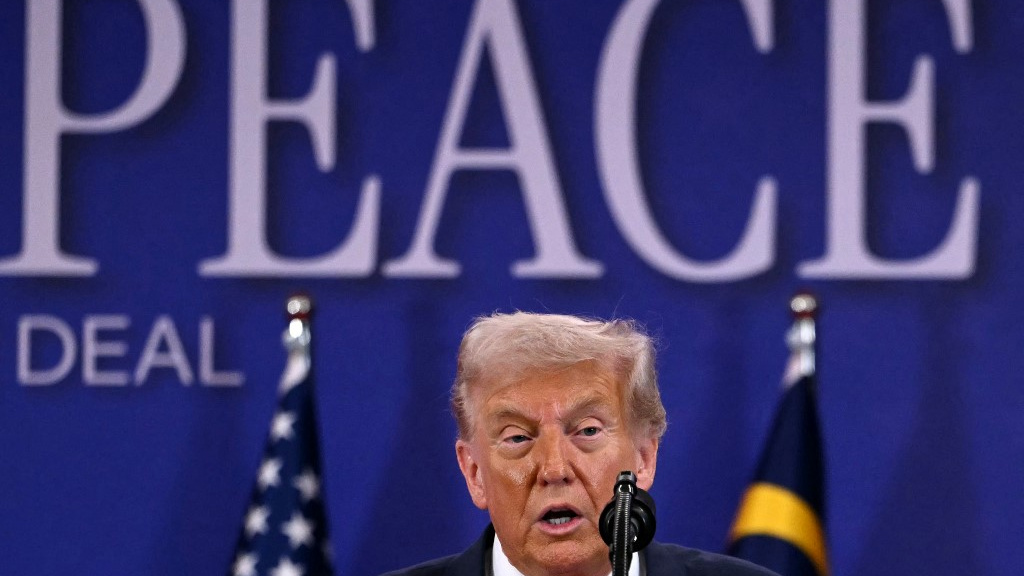 خطة الأمن القومي لترامب تعلن نهاية الحروب في الشرق الأوسط، وسط تساؤلات حول جدية ذلك.