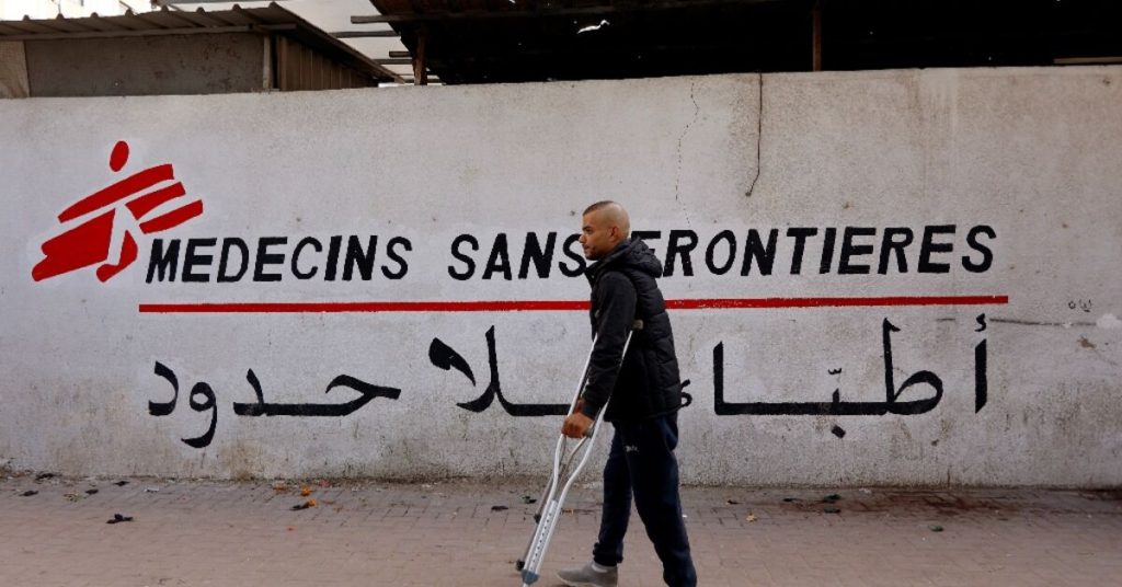 في مستشفى غزة، يظل المرضى معتمدين على منظمة أطباء بلا حدود مع أمر إسرائيلي بالإخلاء.