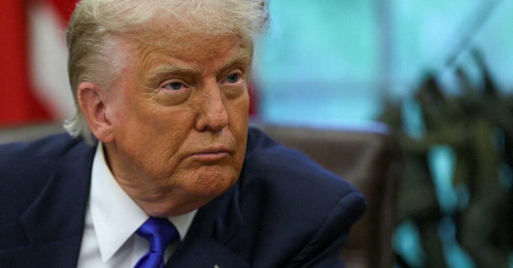 ترامب يحذر الدول المتعاملة مع إيران من فرض رسوم جمركية بنسبة 25%.