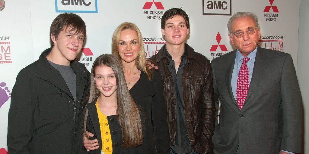 عائلة الملياردير نيلسون بيلتز: نظرة على أبنائه العشرة وزوجاتهم وخلفياتهم.