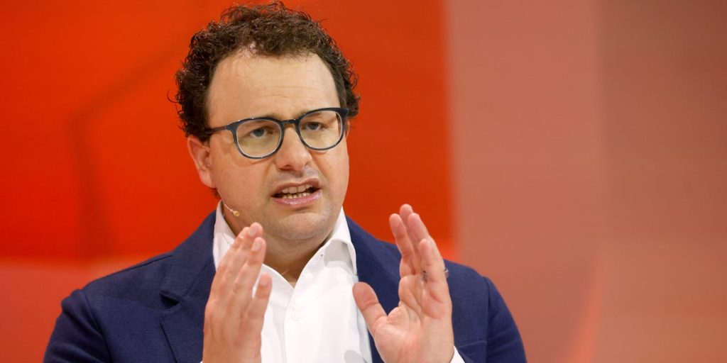 التعرف على داريو أمودي، الرئيس التنفيذي لشركة أنثروبيك (Anthropic).