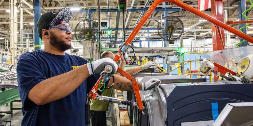 هل تزيدون من شراء العلامات التجارية المصنعة في أمريكا؟ أجروا هذا الاستطلاع.