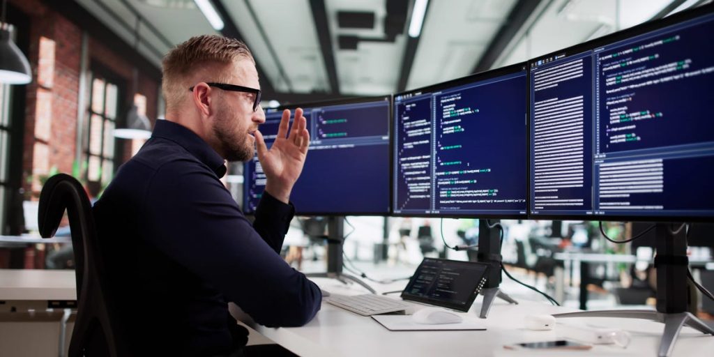 هل أنت مهندس برمجيات؟ شاركنا برأيك في (الترميز التفاعلي/vibe coding).