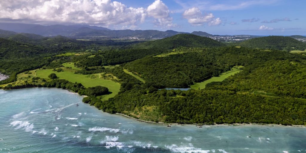 آلاف المسافرين عالقون مع توجيه ضربات أميركية لفنزويلا ودفع شركات الطيران للخروج من المجال الجوي الكاريبي.