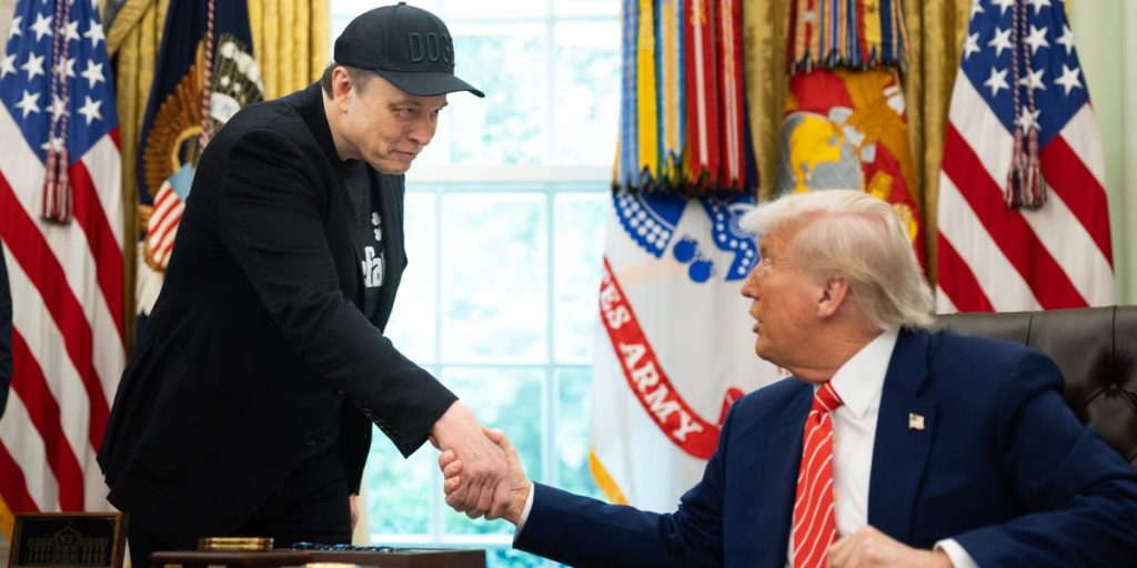 الرئيس دونالد ترامب يتناول العشاء مع إيلون ماسك خلال عطلة نهاية أسبوع حافلة.